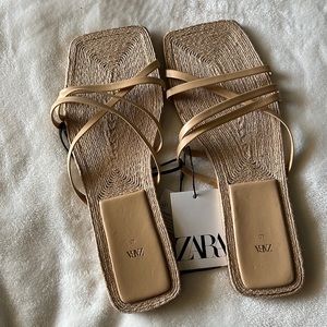 Low heel leather sandals